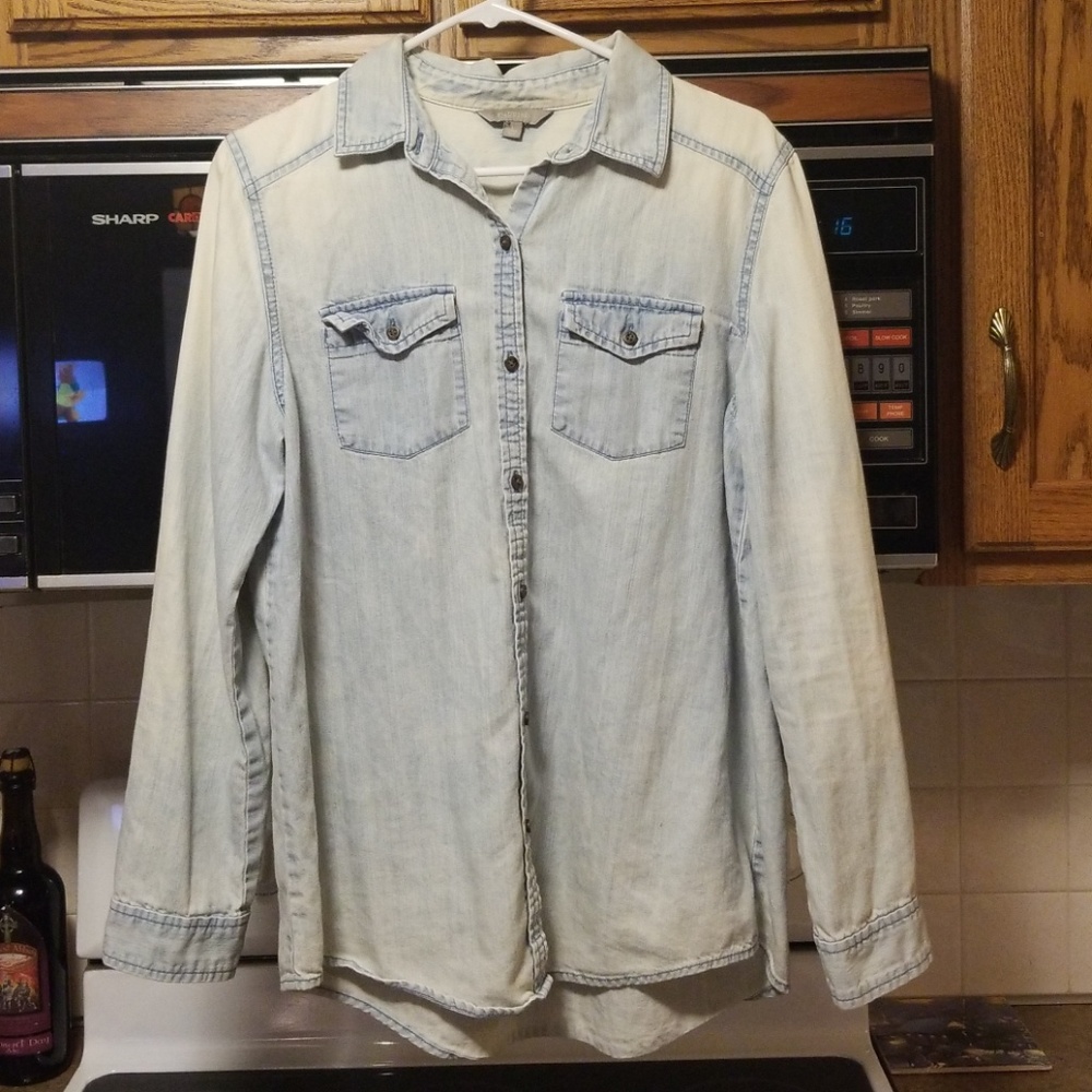 EUC Beautiful, soft, and comfy chambray top!